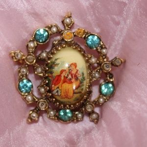 VERY UNIQUE BROOCH WITH ARTWORK
